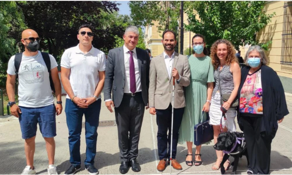 Ταξί: Καταδικάστηκε οδηγός ταξί που αρνήθηκε να επιβιβάσει τυφλή εξαιτίας του σκύλου οδηγού της